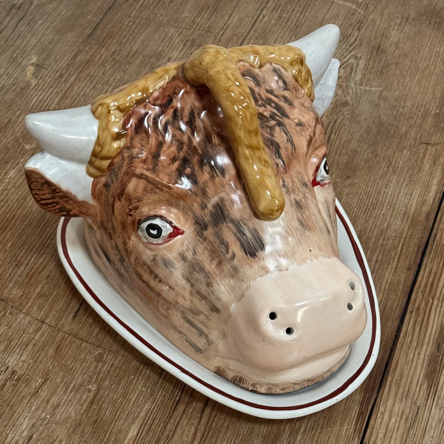A Mid 19th Century Staﬀordshire Cow Cheese Dish