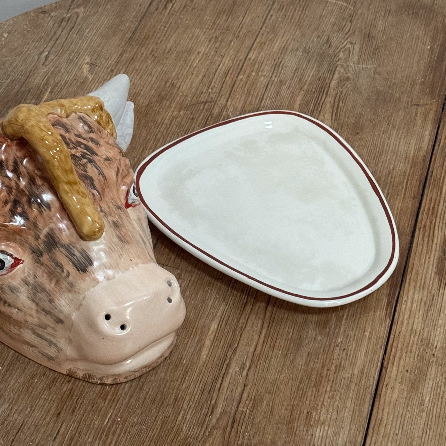 A Mid 19th Century Staﬀordshire Cow Cheese Dish