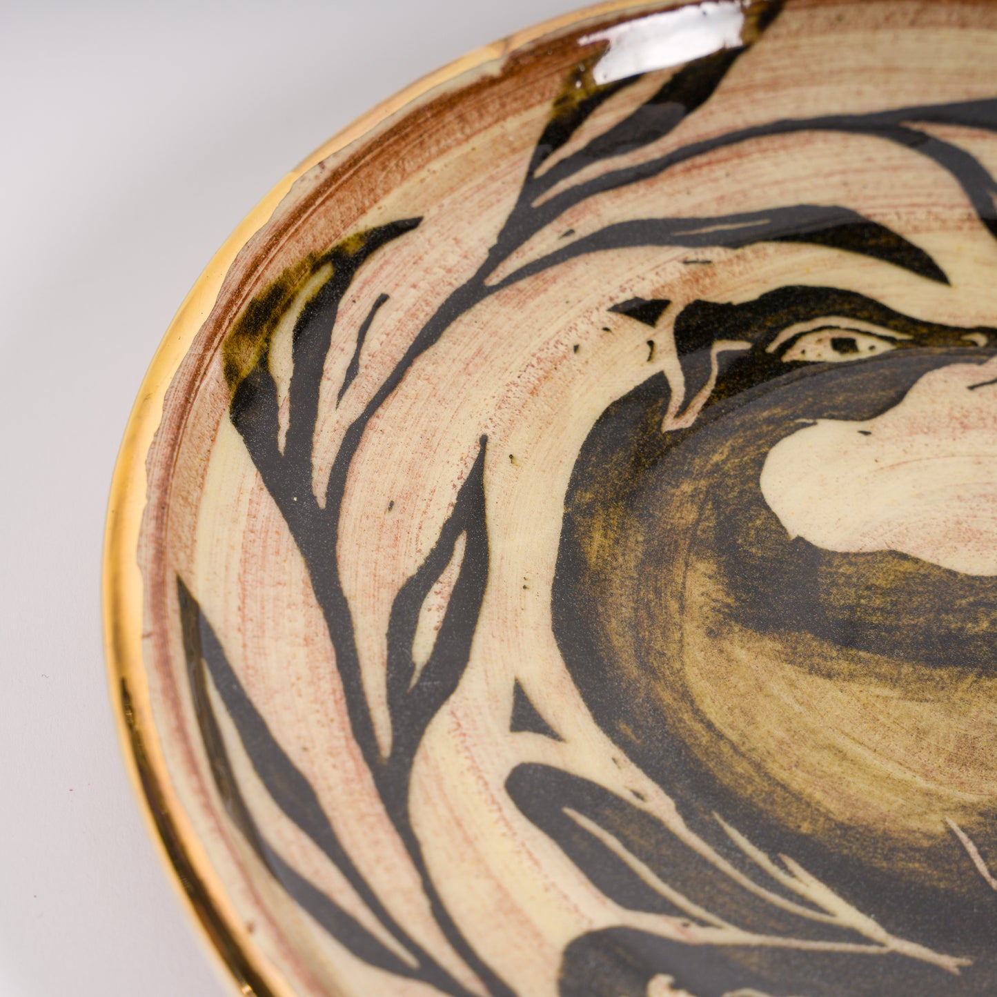 Dog and Wreath Plate
